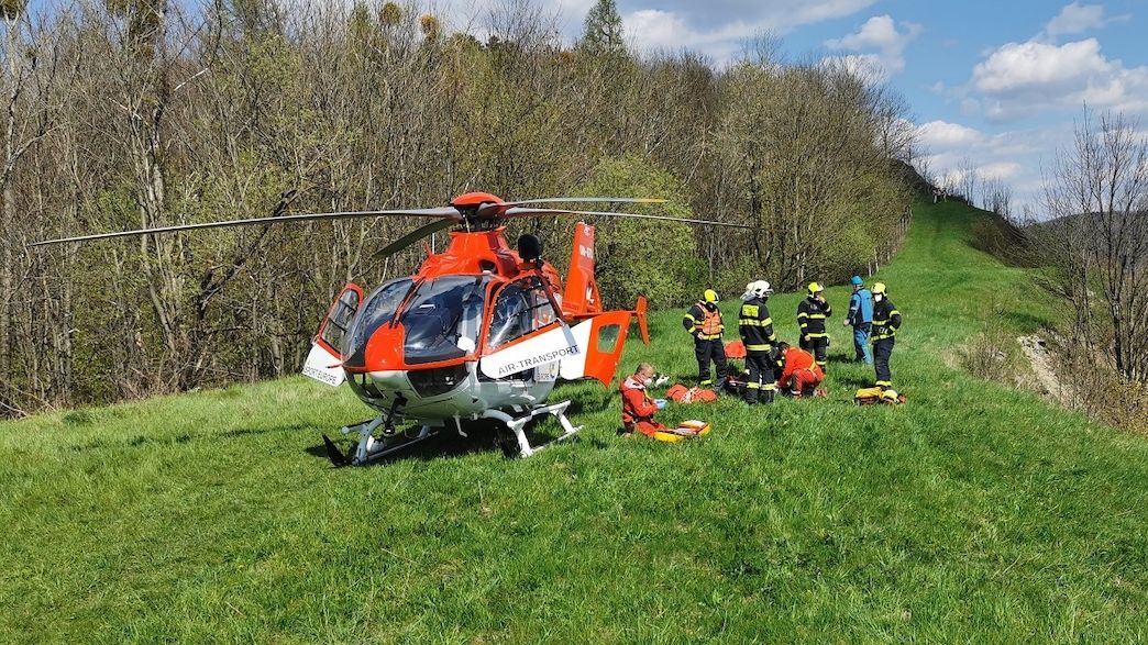 Za zraněnou seniorkou ve Štramberku snesl doktora vrtulník